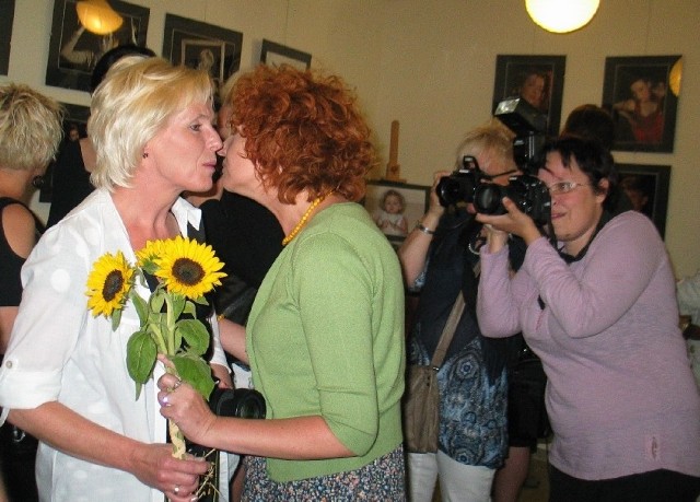 Autorka wystawy Barbara Popiel dostała gratulacje i kwiaty od swoich modelek, których było 36.