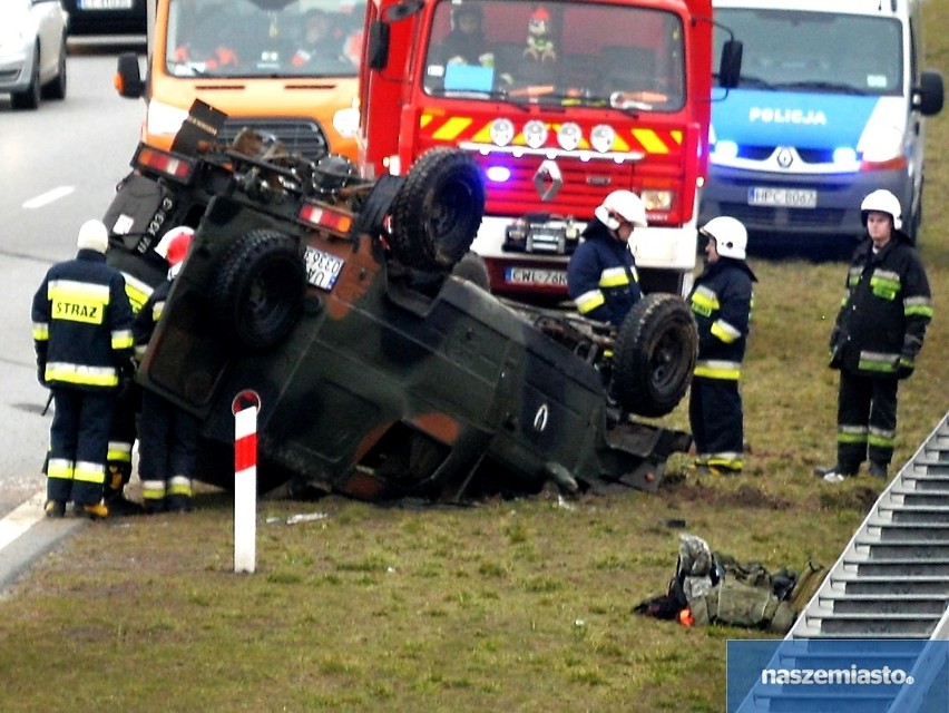 Wypadek samochodu Wojska Polskiego na autostradzie A1 obok Włocławka [zdjęcia]