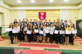 Uroczysta gala w Urzędzie Marszałkowskim. 51 najlepszych uczniów otrzymało stypendia. Po 4 tys. złotych (zdjęcia) 