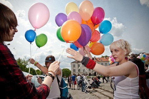 Zwolennicy równości rozdawali kolorowe balony.