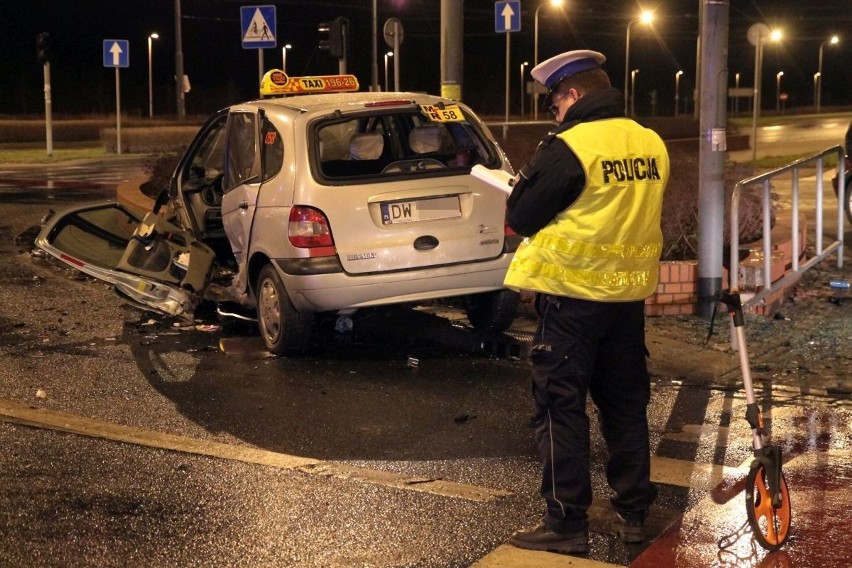 Wypadek na skrzyżowaniu Bardzkiej i Świeradowskiej. Taksówkarz i pasażer ciężko ranni (ZDJĘCIA)
