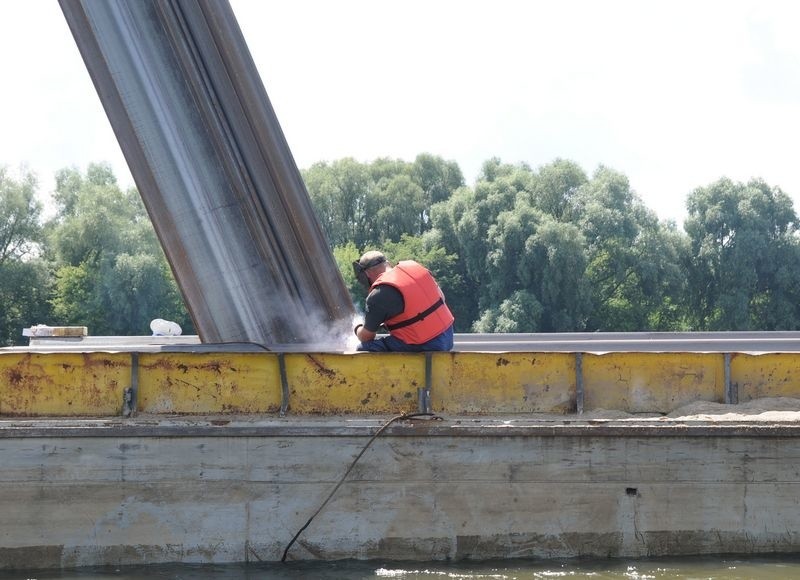 Budowa wyspy, na której stanie toruński most