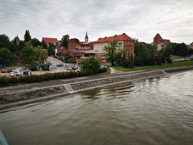 Ścieki, które dostały się do Wisły w Warszawie, mogą dotrzeć także do Torunia