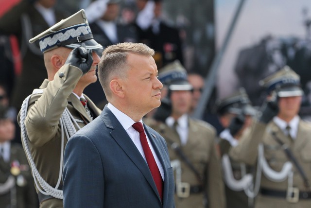 Wicepremier, minister obrony narodowej Mariusz Błaszczak przed uroczystą odprawą wart przed Grobem Nieznanego Żołnierza w Warszawie