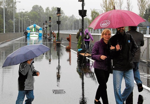 Część spacerowa estakady. Już wędrują po niej przechodnie