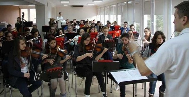 Muzycy z Młodzieżowej Orkiestry Dętej, działającej przy włoszczowskim Domu Kultury oraz młodzieżowa orkiestra z rumuńskiego miasta Galati biorą udział w muzycznych zajęciach warsztatowych.