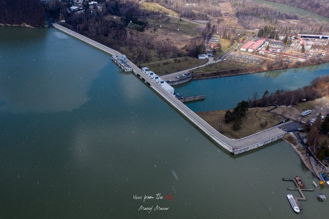 Wysoki poziom wody Jeziora Solińskiego.