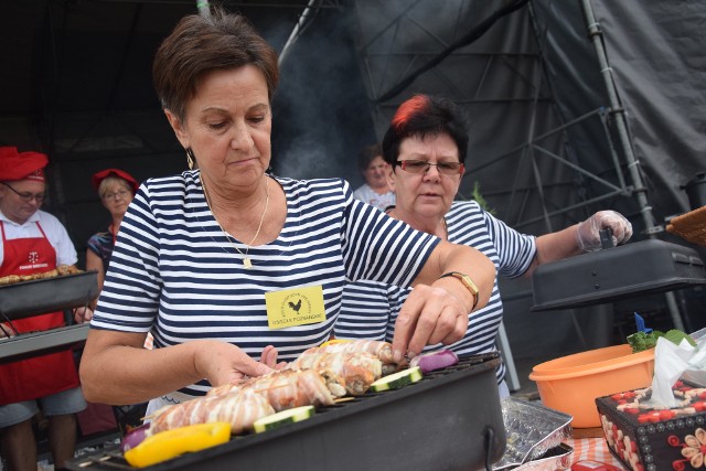 W podgorzowskim Maszewie znów roznosi się zapach pieczonego kurczaka. Nic dziwnego. Ten przysmak - z racji tego, że w gminie jest aż 2 mln sztuk drobiu! - ma tu już swoją imprezę. Święto Pieczonego Kurczaka odbywa się tu po raz dwunasty. Jak to już jest w zwyczaju, na Placu Kurczakowym, który jest tuż przy granicy Deszczna i Maszewa, impreza rozpoczyna się od konkursu grillowania drobiu. Popołudnie i wieczór będą świętem dla fanów muzyki. Na scenie wystąpią bowiem: Dawid Kwiatkowski (od 17.30), Loka (od 19.20), Lady Pank (od 21.00) i znana z hitu "Bailando" holenderska wokalistka Loona. Jak bawi się gmina Deszczno, zobaczcie na naszych zdjęciach. Więcej opublikujemy wieczorem.Zobacz również: Sycący kurczak w cieście francuskim. Inspiracja na niedzielny obiad