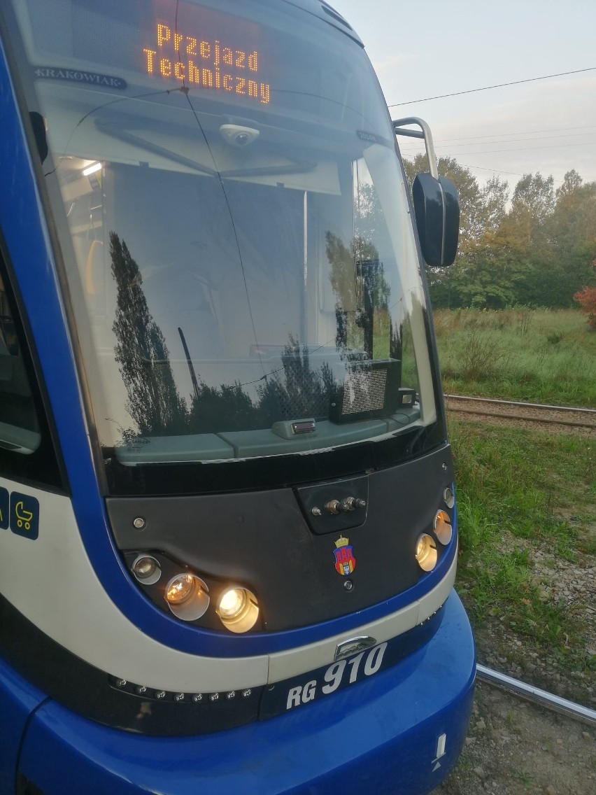 Kraków. Rozebrany mężczyzna na pętli zaatakował tramwaj [ZDJĘCIA]