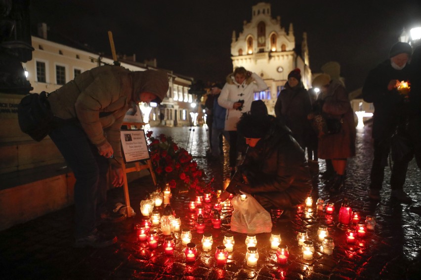 Na rzeszowskim rynku pojawiło się serce ze zniczy, które...