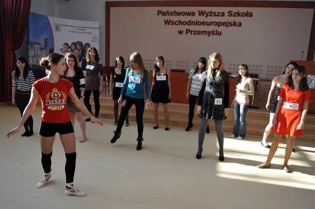Dziewczyny ćwiczą układ taneczny.