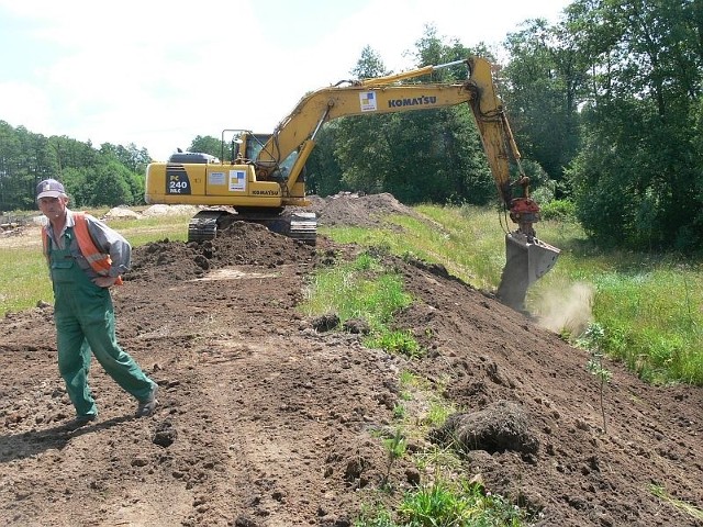  W poniedziałek drogowcy zabezpieczali skarpy nad Kamionką w miejscowości Osełków w gminie Łączna. Dzięki rozpoczętym pracom do wody przestanie się przedostawać glina.