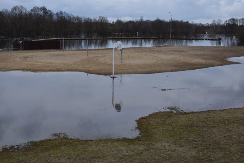 Wysoki stan Narwi. Plaża zalana [ZDJĘCIA]