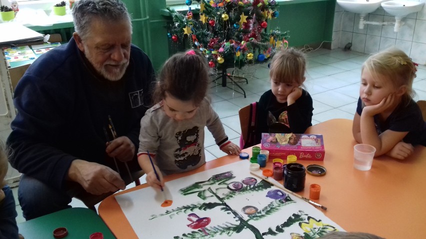 Zbigniew Kasprzak malował obrazy razem z dziećmi ze szkoły w Podchojnach