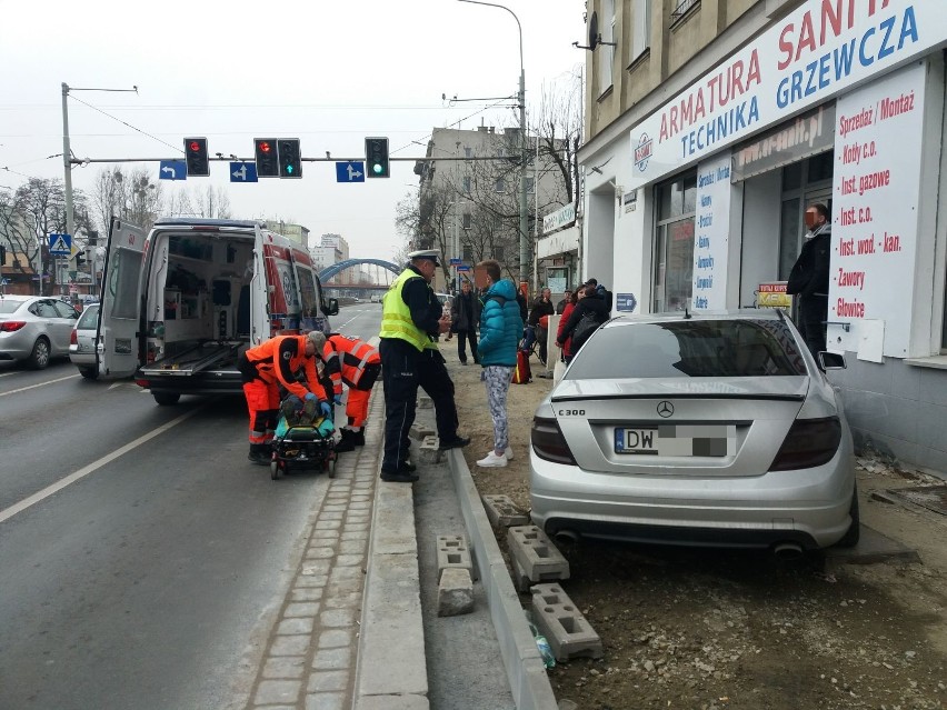 Wypadek na Grabiszyńskiej. Mercedes wjechał na chodnik i potrącił dwie kobiety [ZDJĘCIA]