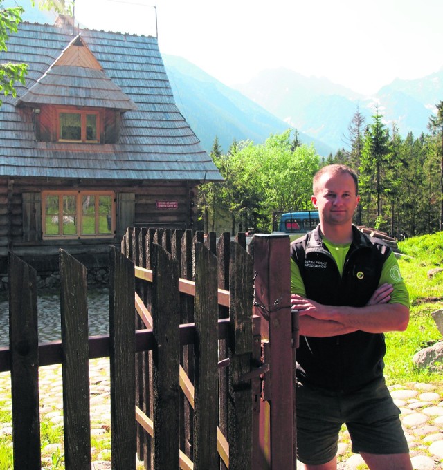 Czasami jest tak dużo turystów, że nie da się tu normalnie pracować i mieszkać - opowiada leśniczy Marcin Strączek-Helios.