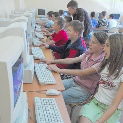 - To wspaniale, że w szkole jest tak dużo komputerów, bo nie każdy z nas ma je w domu - mówią uczniowie II &#8222;c&#8221; w Gimnazjum w Starym Kurowie
