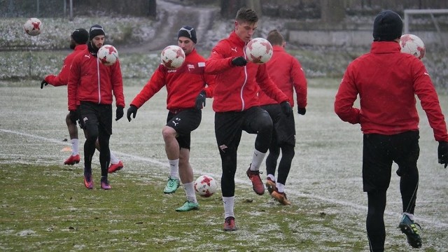 Piłkarze Cracovii podczas treningu na boisku przy ul. Wielickiej