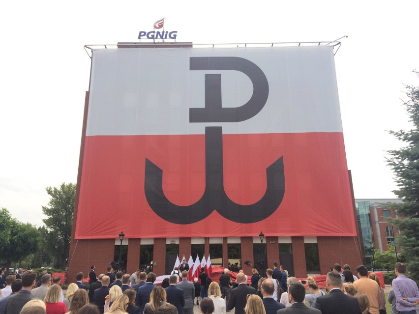 Wielka powstańcza flaga zawisła na terenie Centrali PGNiG w Warszawie [ZDJĘCIA]