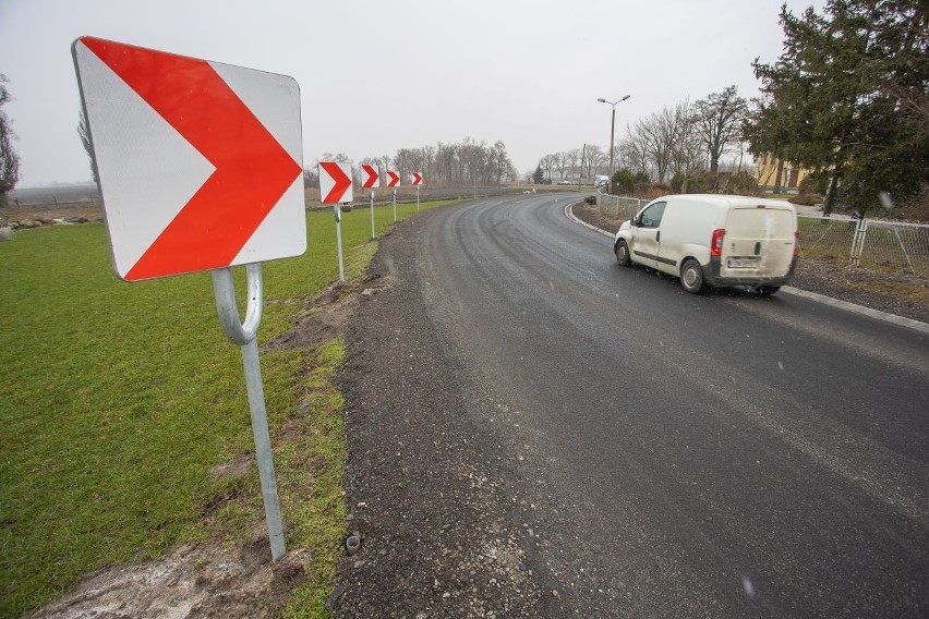 - Ponad czterokilometrowy odcinek zyskał nową nawierzchnię,...