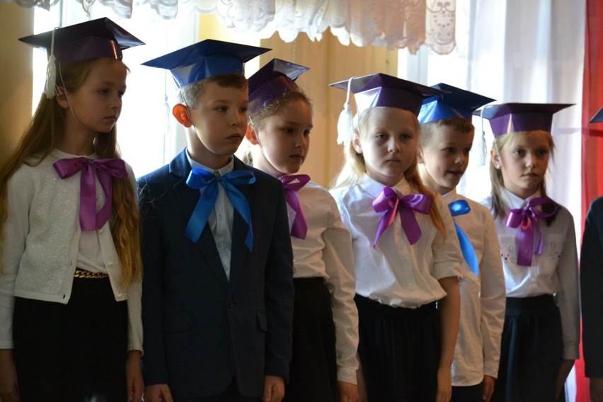 Ślubowanie pierwszoklasistów w Szkole Podstawowej w Kozłowie. Zobaczcie zdjęcia