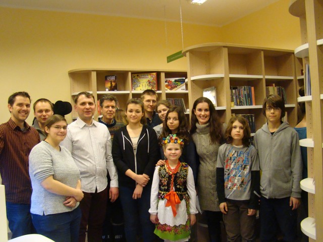 Na spotkaniu w bibliotece: z prawej Lilianna z synami, z lewej Erik, w stroju krakowskim Emilka Badura