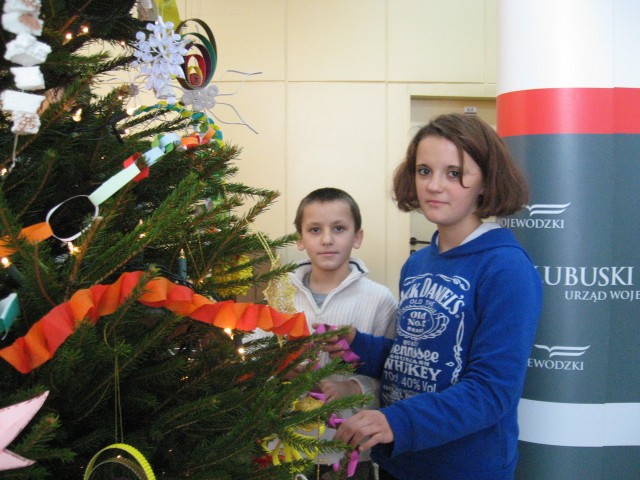 Ubieranie choinki u wojewody16 grudnia uczniowie ze Specjalnego Ośrodka Szkolno - Wychowawczego ubierali choinkę w Urzędzie Wojewódzkim.