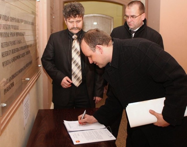 Ksiądz Krzysztof Banasik, kapelan Korony Kielce, złożył w piątek w kieleckim ratuszu podpis poparcia dla budowy drogi numer 73.