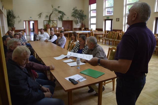 W poniedziałek, 14 maja, w Chmielnickim Centrum Kultury odbyły się wybory uzupełniające skład zarządu Zenitu Chmielnik. Nową twarzą została w nim radna powiatu kieleckiego Irena Gmyr, którą wybrano prezesem klubu.