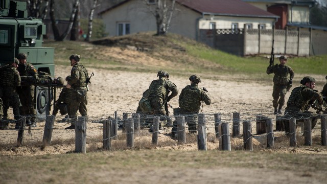 Trenuj jak żołnierz - szkolenie wojskowe dla ochotników. Zobacz kolejne zdjęcia. Przesuwaj zdjęcia w prawo - naciśnij strzałkę lub przycisk NASTĘPNE