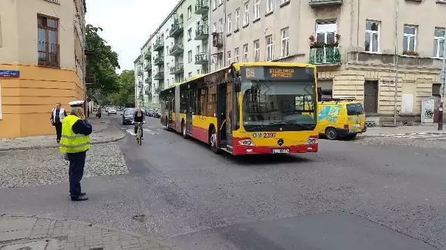 Na skrzyżowaniu ul. 6 Sierpnia z ul. Pogonowskiego vw transporter zderzył się z autobusem MPK.