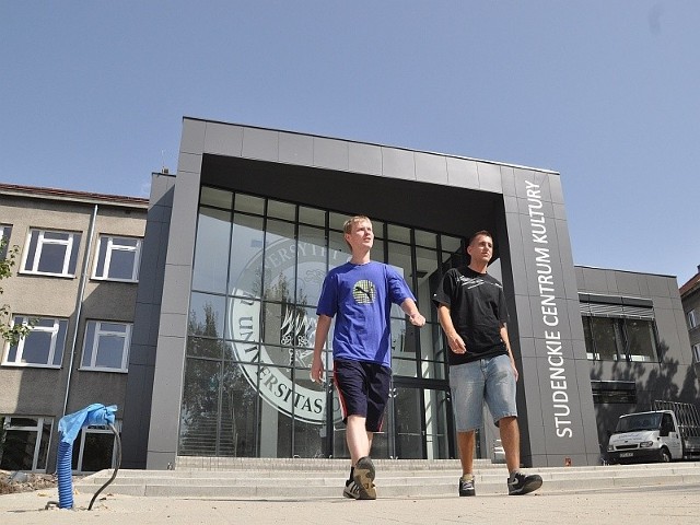 Jakub Swadźba (z prawej) i Robert Kowalski cieszą się z powstania SCK. -  Na pewno będziemy je odwiedzać - mówią studenci II roku ekonomii.