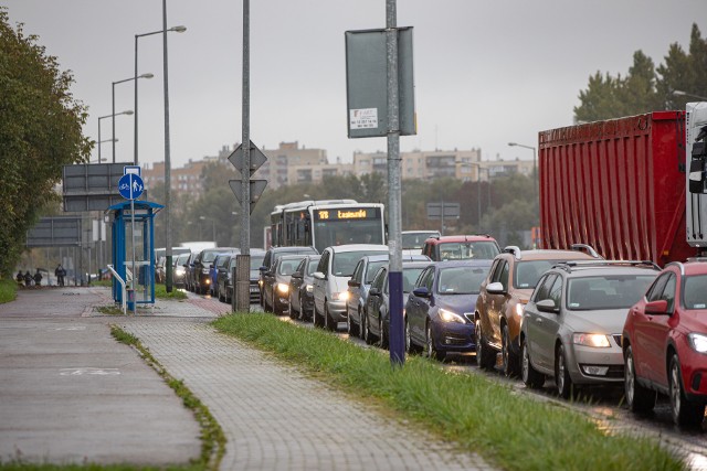 Kolejkowy korek do pobierania wymazów do testów na koronawirusa w Tauron Arenie Kraków