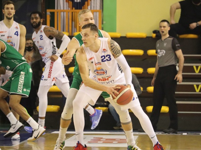 W zaległym spotkaniu Energa Basket Ligi, Hydrotruck Radom tylko w pierwszej kwarcie dotrzymał kroku mistrzowi Polski. Hydrotruck Radom - Enea Zastal BC Zielona Góra 70:93 (24:17, 13:30, 17:24, 16:22)HydroTruck: Griffin 18 (4), Hinds 13 (1), Stumbris 12 (1), Zegzuła 7 (1), Ostojić 8 oraz: Wall i Lewandowski po 3 (1), Prahl Domański i Zalewski po 2,Tomaszewski i Piechowicz po 0Enea Zastal BC: Willimas 22 (4), Groselle 16, Lundberg 14 (2), Put 5 (1), Richard 3 (1) oraz: Freimanis 16 (1), Berzins 9 (1), Koszarek 6 (2), Traczyk 2, Porada, Klocek i Simiński po 0.Radomskiej drużynie przyszło się mierzyć z najlepszą drużyną w kraju. Zastal kilka dni temu odniósł niesamowity sukces wygrywając z CSKA Moskwa. Ekipa gości w ciągu ośmiu dni ma do rozegrania aż cztery spotkania nic więc dziwnego, że w Radomiu więcej minut mieli dostać ci zawodnicy, którzy ostatnio mniej występowali w europejskich pucharach. Ostatecznie sztab szkoleniowy sporo rotował składem. Do Radomia Zastal przyjechał bez trenera, Żana Tabaka, któremu zmarła mama i poleciał do Chorwacji. Hydrotruck zaczął bez respektu dla przeciwnika. Po niespełna czterech minutach gospodarze prowadzili 10:2. Po pięciu minutach i dwóch "trójkach" Dayona Griffina było już 15:5. Ten zawodnik zaczął ten mecz wyśmienicie, bo w sumie aż trzykrotnie trafił z dystansu. Pierwszą odsłonę tego spotkania Hydrotruck wygrał 24:17. Trójkę dla ekipy z Radomia trafił na początku drugiej kwarty Daniel Wall i rozbudził apetyty. Goście zaczęli gonić, wykorzystywać błędy Hydrotrucku i po 14 minutach radomska ekipa prowadziła już tylko 27:25. Za moment po rzucie z dystansu Cecila Williamsa zielonogórzanie pierwszy raz wyszli na prowadzenie. Zastal zaliczył serię 15:0 i przerwał ją w 17 minucie Filip Zegzuła trafiając na 29:34. Końcówkę drugiej kwarty Zastal zagrał jak na mistrza przystało i na przerwę schodził z przewagą dziesięciu punktów.Od czterech punktów zaczęli goście drugą połowę. Bardzo szybko uzyskali przewagę 20 punktów (42:62). Gospodarze jeszcze poderwali się do walki zmniejszając stratę do wyniku 47:62. Z początkiem ostatniej części tego meczu Zastal ponownie wypracował sobie 20 punktów przewagi i już tylko spokojnie kontrolował to co dzieje się na parkiecie. Jeszcze na koniec swoje pierwsze punkty dla Hydrotrucku zdobył  Jakub Domański. Co ciekawe 16 latek jest najmłodszym graczem w Energa Basket Lidze, który zdobył punkty. W poniedziałek 8 lutego radomscy koszykarze zagrają na wyjeździe ze Ślaskiem Wrocław.  ZOBACZ KOLEJNE ZDJĘCIA Z MECZU (kliknij następne) ====>>>