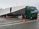 Mykanów. Pijany kierowca ciągnika doprowadził do kolizji. Pojazd przewrócił się i zablokował autostradę A1