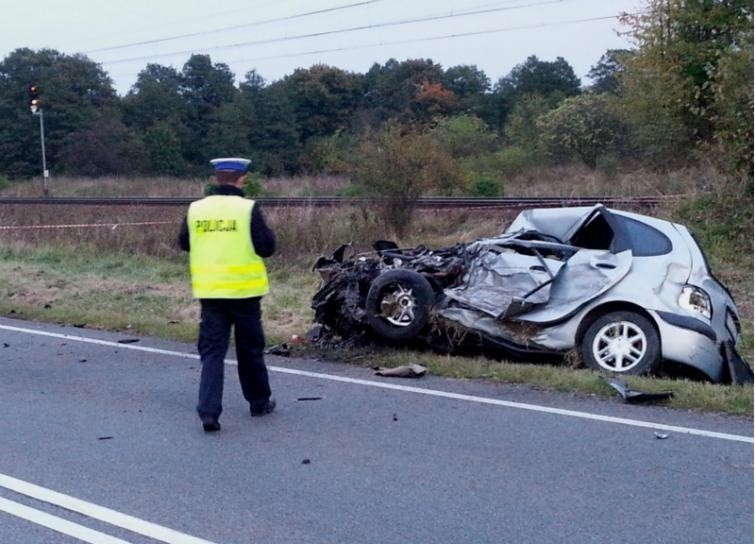 Rozbite Renault Scenic, wypadek pod Iławą na drodze krajowej...
