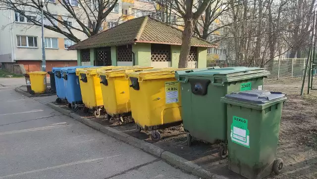 Na klatkach schodowych w blokach spółdzielni Cichy Kącik we Wrocławiu zawisły „Ważne komunikaty”.