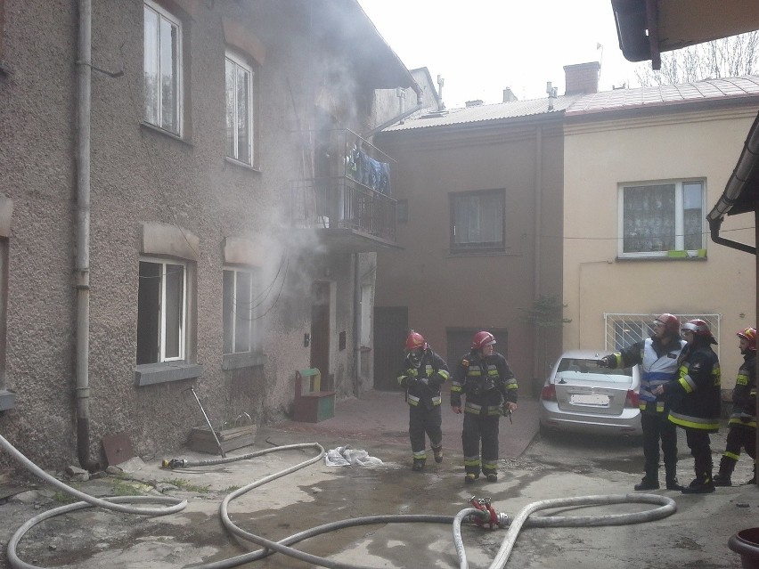 Olkusz. Pożar w kamienicy przy ul. Kazimierza Wielkiego [ZDJĘCIA]