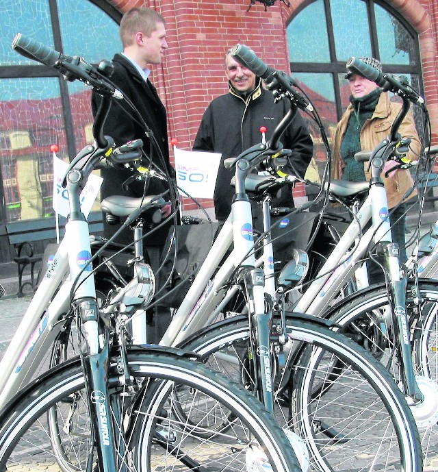 Miejskie rowery typu holenderskiego ze wspomaganiem silniczkami elektrycznymi, montowanymi jako piasty przednich kół