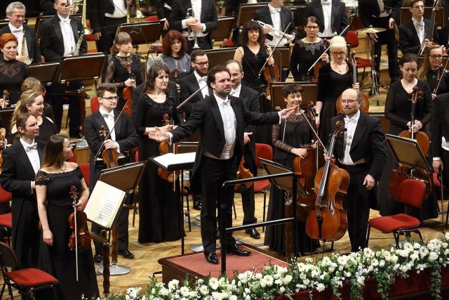 Orkiestra Filharmonii Poznańskiej pod batutą Łukasza Borowicza i soliści podczas koncertu w Filharmonii Narodowej.