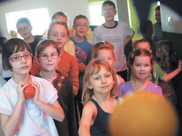 Przedszkolaki i dzieci ze świetlicy dla niewidomych w sobotę bawiły się wspólnie w sali zabaw przy ul. Kaszubskiej 18 w Słupsku. Takich imprez ma być więcej.