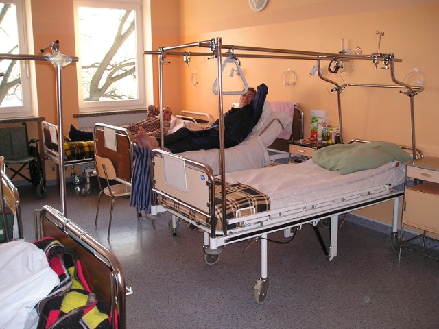 Pacjenci mówią, że nie odczuwają braku opieki, choć - jak zdradza dyrektor - w szpitalu brakuje 17 pielęgniarek.