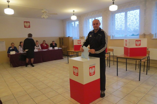W lokalu Obwodowej Komisji Wyborczej nr 3 głosuje Marcin Oramus. Jako jeden w pierwszych ,  o godz. 7.50