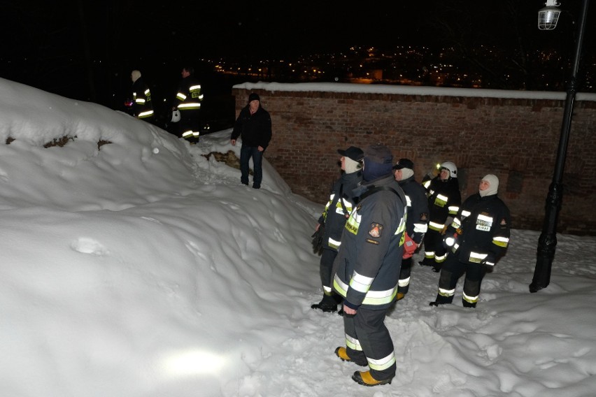 Kilkudziesięciu policjantów i strażaków z Przemyśla oraz...