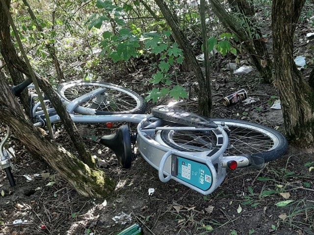 Jeden z porzuconych rowerów, zgłoszonych przez użytkowników systemu