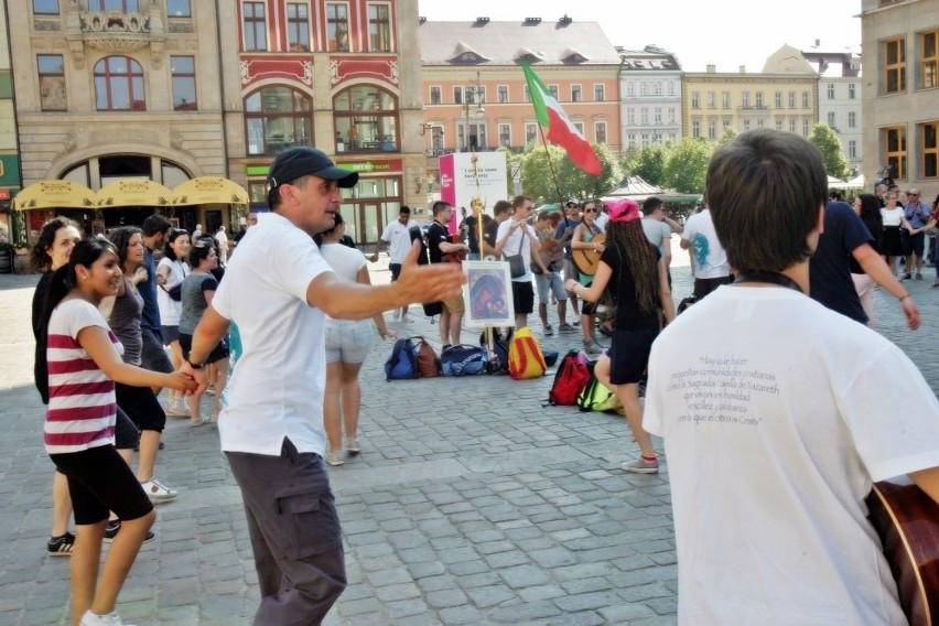 Wrocław: Włoska pielgrzymka śpiewa, modli się i gra w Rynku (ZDJĘCIA)