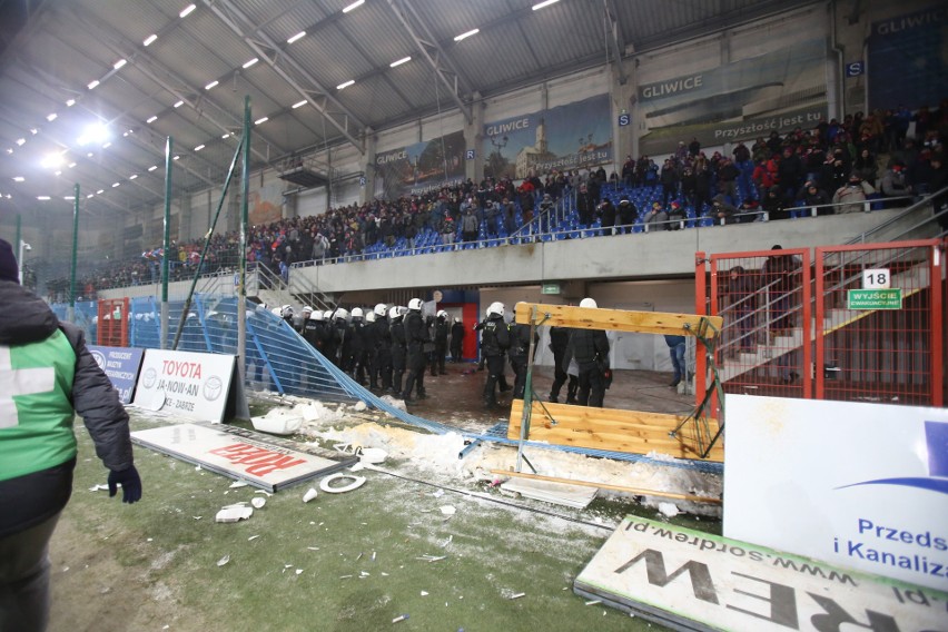 Derby Śląska przerwane, potem zakończone. Kibice Górnika...