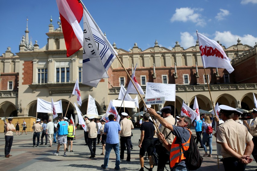 Kraków. Protest pracowników Wód Polskich. Domagają się obiecanych przez rząd podwyżek