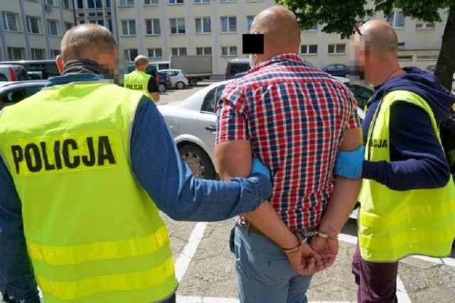 34-letni mieszkaniec Golubia-Dobrzynia odpowie za kradzież torebki damskiej z samochodu zaparkowanego przed jednym z dyskontów, a także dwukrotne użycie skradzionej karty płatniczej