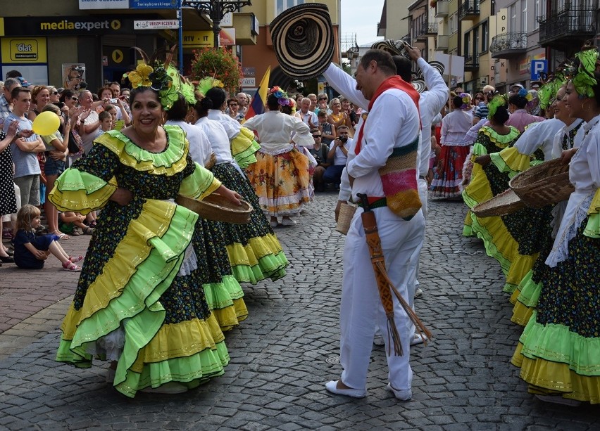 Gorlice. Festiwal Świat pod Kyczerą. Przez miejski deptak przeszedł barwny korowód artystów z różnych stron świata